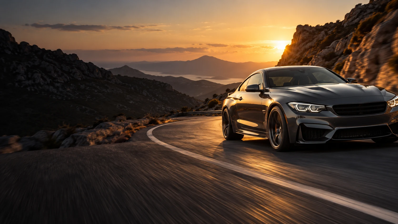 Une voiture sur une route de montagne au coucher du soleil